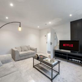 Northampton 3BR, Work Desk & WiFi, Free-Parking & Garden, Elevate Living Estates Short Lets & Serviced Apartments