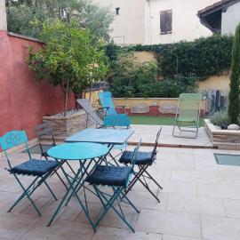 Maison de rue avec grande terrasse