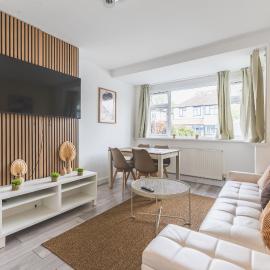 Spacious 4BR House • Sleeps 8 • Free Parking • Ideal for Contractors & Groups