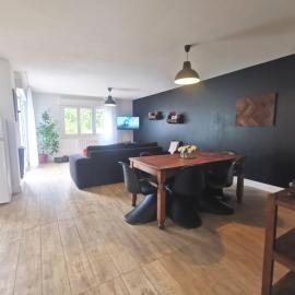 Maison plain-pied 1-6 personnes calme jardin parking privé, Hotel in Béthune