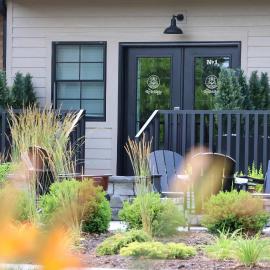 Charming Riverfront Stay - Heart of Downtown