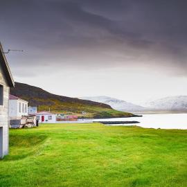 House Vallholt in Grenivík - Waterfront, Private Hot Tub - by Nollur – hotel w mieście Grenivík