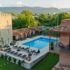 Giorgi Ushikishvilis Chateau-Marani, hotel i Akhmeta