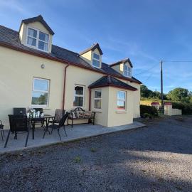 3-Bed House Sleeps 6 with Garden and Parking
