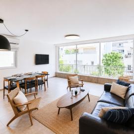 Spacious Quiet 2BR & Parking City Center by FeelHome