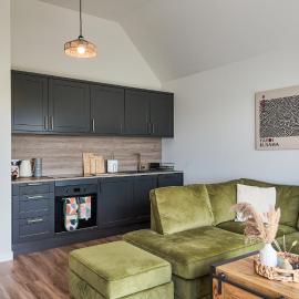 Fir Tree Lodge - Luxurious Lodge with Hot Tub on the NC500 - Thrumster Lodges, hotell i Wick