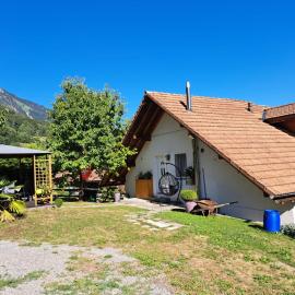 Big 3-bedroom flat with new kitchen, hotel v destinácii Kienholz