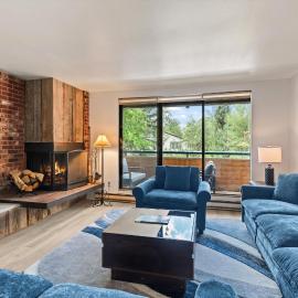 Riverview Unit 22, Riverside Condo with Access to Pool & Hot Tub, hotel sa Aspen