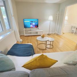 Spacious 3BR House near Western Univercity Free Parking & Playground, Hotel in London