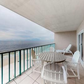 Gulf-front condo with central AC balcony & pool, hotel v destinaci Gulf Shores