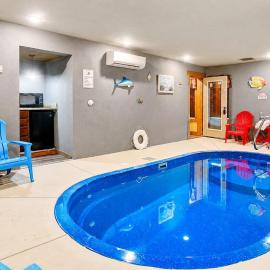 A Splash of Blue – 6-BR with Indoor Pool, Theater, Pool Table and more!!