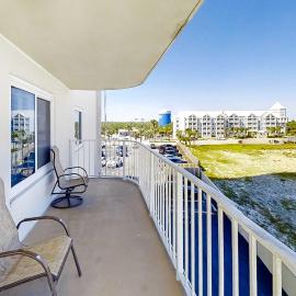 Amazing Condo in Gulf-Front with shared Pool & Hot Tub Central AC