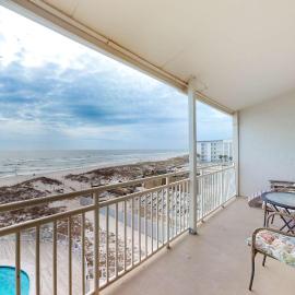 Two-story Gulf-front condo with a pool WiFi washer dryer & central AC
