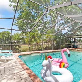 Family Retreat with Free Heated Pool, Game Room, Sleeps 10, Bikes, BBQ Grill, 15 minutes to Honeymoon Island