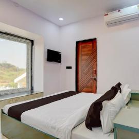 HOTEL O THE RUBY RAYS FARMHOUSE، فندق في Jāmul