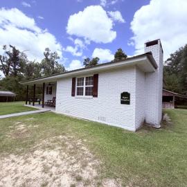 Farm House stay with soaking tub and hot tub barn