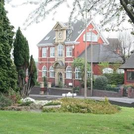 Carnegie Library Christie 2 Bedrooms, hotel in Mexborough
