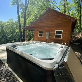 Couples Retreat Cabin w HotTub & EV Charger Bryson, hotel i Bryson City