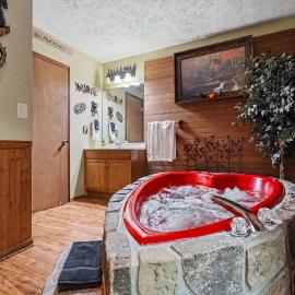 Bear Mountain Hollow-FREE Dollywood ticket- cozy cabin with a hot tub, arcade & deck close to town, hotel di Pigeon Forge