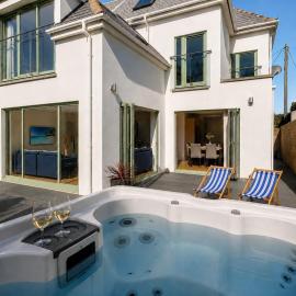 Point View - Award Winning Apartments with Private Hot Tub & Parking, hotel in Croyde