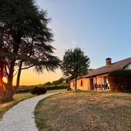 Belle maison de campagne avec vue sur le Morvan, hotel in Château-Chinon