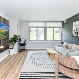 Stylish 2BR Retreat Gym Parkng and Scenic Rooftop、アーリントンのホテル