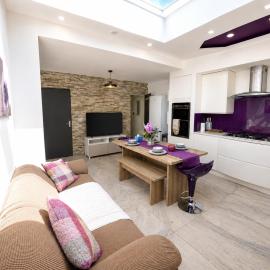 Spacious 5BR Home with Garden, Games & Parking Near Heathrow Windsor, viešbutis mieste Slau