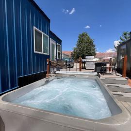 Tiny Home with Private Hot Tub, Zion Adventure Base โรงแรมในApple Valley