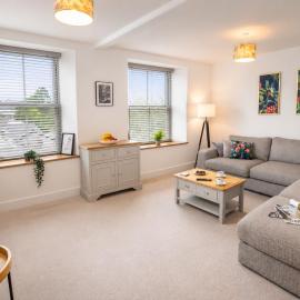 Lake View Family & Pet Friendly Home - Central Bowness