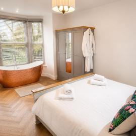 Luxury Pet Friendly 3 Bedroom Home with Copper Bath, hotel in Bowness-on-Windermere