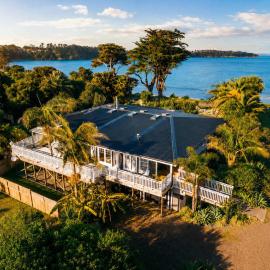 Lannan Beach House - Waterfront & Spa, hotel a Oneroa