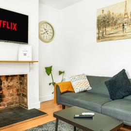 Charming House with Gardens and Family-Friendly Amenities，諾丁漢的飯店