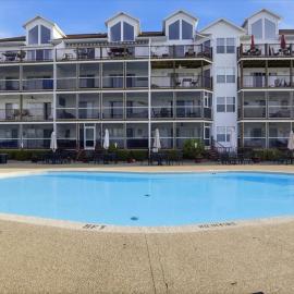 Lakefront on Big Niangua, 2 Heated Pools, Boat Slip, Fire Pit, & Big Views, hotelli kohteessa Camdenton