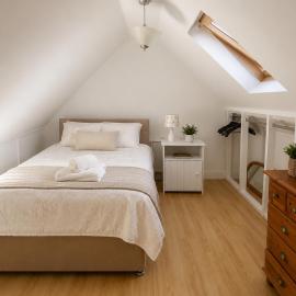 Lovely 2 BR town house، فندق في Tyrrellspass