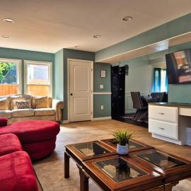 Stylish 3BR Home w Deck, BBQ Lush Backyard