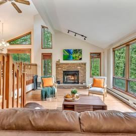 Pocono Cottage with Golf Course Hot Tub, Fire Pit Near Kalahari, hotel in Pocono Farms East
