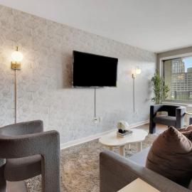 Large 3 bedroom Family Suite, Private Balcony, 5 min to DCA, Gym, Pool and more!
