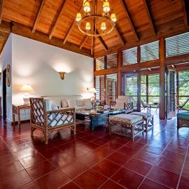Charming original 2-bedroom villa within walking distance of the beach