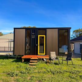 Tiny Home in the Hills by Tiny Away、パースのホテル