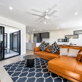 3BR Top Floor Apartment with Parking, EV friendly & Views Brisbane South, hotel i Brisbane