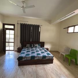 The Little Hut Hotel and Restaurant, hotel em Nachar