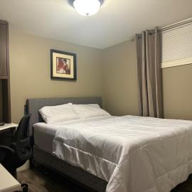 Stylish Basement Suite, Queen Bed, and 5min to Airport