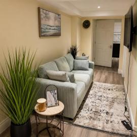 Oakville में, होटल Cozy Two Bedroom Basement Apartment
