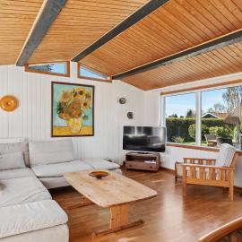 Cozy Holiday Home Near The Beach