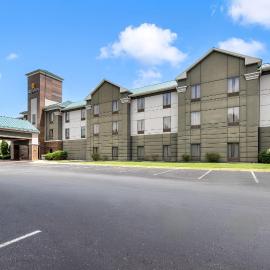 La Quinta Inn & Suites by Wyndham Louisville East, hotel em Louisville