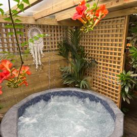 Near beach with Hot Tub 20 mins walk to town