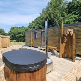 The Walkers Retreat with Hot Tub and Cold Water Drench Shower