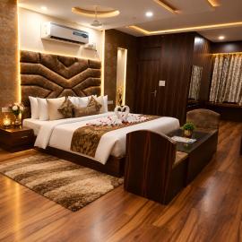 Hotel KMG Air Cooled,Zirakhpur Chandigarh ,Couple first choice ,verified hotel, hotel a Zirakpur