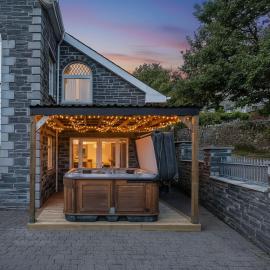 Hot Tub, 3 Bedroom Retreat, Near Snowdon, WIFI, Parking, Sleeps 6, hotel u gradu Tremadoc