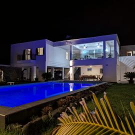 Casa Playa Eugen beach house with pool, hotell i El Morro